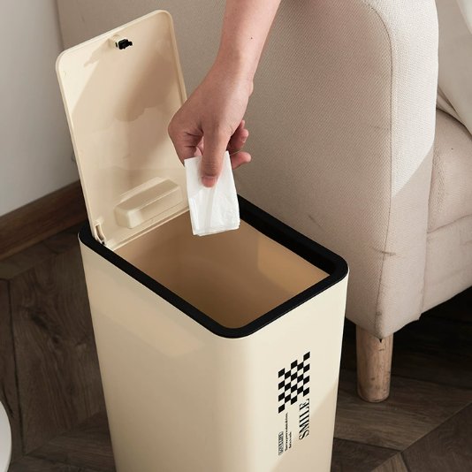 Thùng rác nhựa PP nắp ấn đứng tiết kiệm diện tích cho gia đình Người mở nắp thùng rác và bỏ rác vào bên trong.
