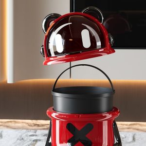 Thùng rác panda màu đỏ với nắp lật mở, lộ ra thùng chứa bên trong.