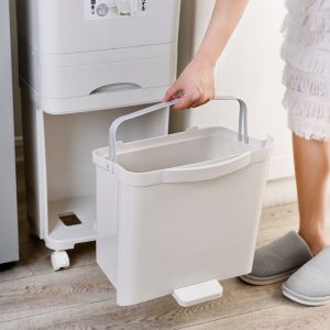 Người dùng lấy thùng rác nhỏ bên trong ra ngoài bằng tay cầm.