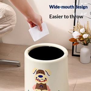 Người dùng bỏ giấy vào thùng rác miệng rộng tiện lợi.