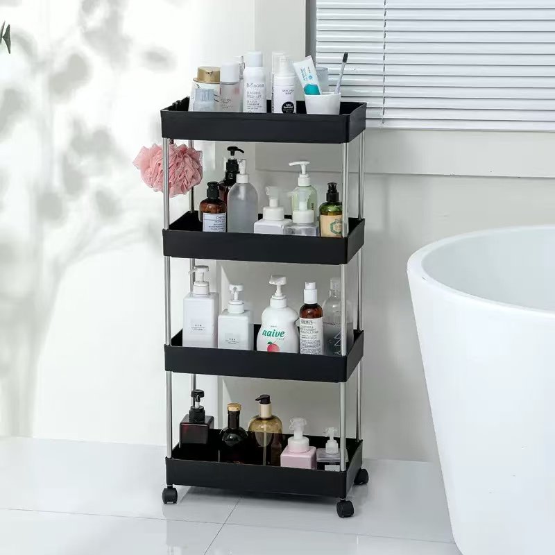 Kệ nhựa 4 tầng thép không gỉ đa năng có bánh xe đựng đồ phòng tắm nhà bếp Kệ 4 tầng màu đen đặt cạnh bồn tắm, chứa nhiều chai lọ.