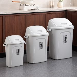 Ba thùng rác nhựa nắp lật dung tích 30L, 45L, 65L xếp cạnh nhau.
