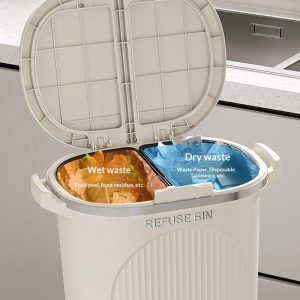 Cận cảnh nắp thùng rác chia đôi, phân biệt rác khô và ướt.