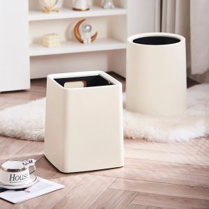 Thùng rác nhựa PP 2 lớp nắp lật chống rò rỉ cho gia đình 23L Hai thùng rác nhựa đặt cạnh nhau, một vuông một tròn, nền phòng khách sáng sủa.