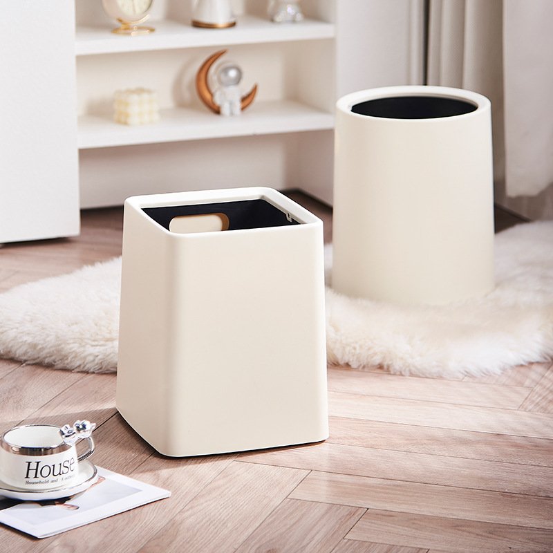 Thùng rác nhựa PP 2 lớp nắp lật chống rò rỉ cho gia đình 23L Hai thùng rác nhựa đặt cạnh nhau, một vuông một tròn, nền phòng khách sáng sủa.