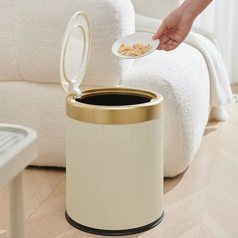Thùng rác nhựa PP cao cấp nắp bấm khóa kín chống mùi sang trọng Người dùng mở nắp thùng rác trắng kem để bỏ rác, thể hiện sự tiện lợi.