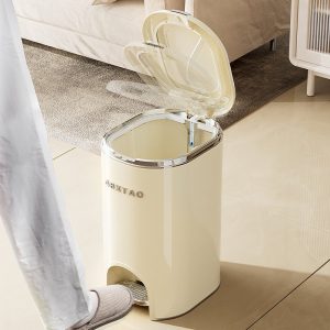 Người dùng mở nắp thùng rác bằng bàn đạp chân, nắp mở rộng.