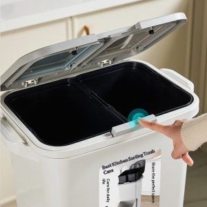 Thùng rác nhựa PP 2 tầng 34L có nắp đạp chân cho nhà bếp tiện lợi Nắp thùng rác mở ra, có hai ngăn phân loại và nút nhấn tiện lợi.