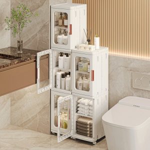 Hai tủ nhựa nhiều tầng đặt trong phòng tắm, đựng đồ dùng cá nhân.