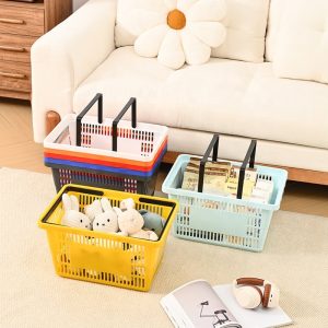 Ba giỏ nhựa nhiều màu đặt trong phòng khách, đựng đồ chơi và sách