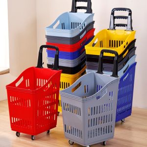 Nhiều giỏ kéo đi chợ xếp chồng lên nhau, đủ màu sắc nổi bật.