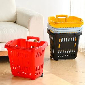 Ba giỏ kéo nhựa xếp chồng, gồm màu đỏ, đen, vàng và xám đặt trong phòng khách