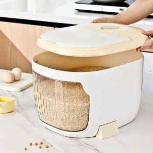 Người dùng mở nắp lớn hộp đựng gạo để lấy gạo dễ dàng.