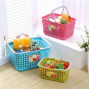 Giỏ nhựa đựng nước ngọt, hoa quả và thực phẩm, đặt cạnh cửa sổ sáng.
