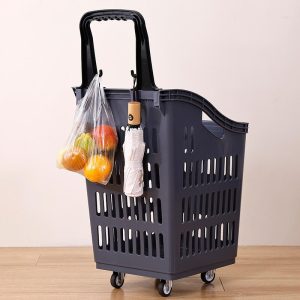 Giỏ đi chợ màu xám đậm đang treo túi trái cây và ô trên tay cầm