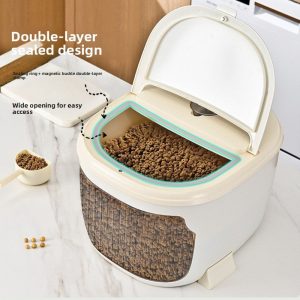 Cận cảnh hộp đựng thức ăn với nắp mở rộng, thiết kế hai lớp kín khí.