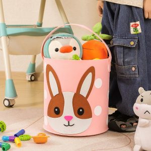 Giỏ vải nỉ mềm gấp gọn đựng đồ chơi, quần áo bẩn hình thỏ cho bé Giỏ vải nỉ hồng hình thỏ cạnh bé, chứa nhiều đồ chơi và thú bông