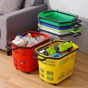 Nhiều giỏ kéo màu sắc khác nhau xếp chồng lên nhau, chứa đầy đồ.
