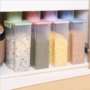 Hộp đựng thực phẩm được xếp gọn trong tủ bếp.