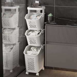 Giỏ đựng quần áo đa tầng nhựa PP có bánh xe tiện lợi cho gia đình Giỏ đựng quần áo 4 tầng màu trắng đặt sát tủ rửa mặt trong nhà tắm.