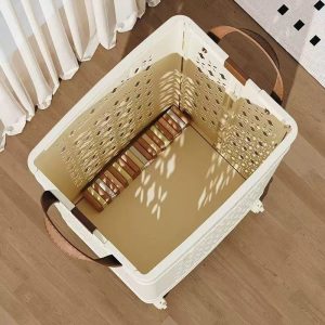 Nhìn từ trên xuống giỏ đựng quần áo, bên trong rộng rãi, có tay cầm hai bên.