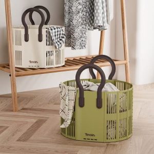 Hai giỏ đựng đồ đặt dưới giá treo quần áo, dùng để chứa quần áo và khăn.
