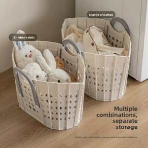 Hai giỏ đựng với đồ chơi và quần áo, dùng để phân loại đồ dùng.