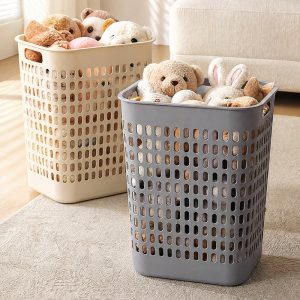Giỏ nhựa PP đựng quần áo bẩn dung tích lớn thoáng khí chống nước Hai giỏ nhựa lớn màu xám và kem đựng đầy thú nhồi bông trong phòng khách.