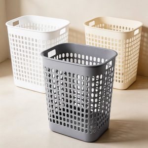 Ba giỏ đựng đồ màu xám, trắng và kem xếp cạnh nhau trên sàn.