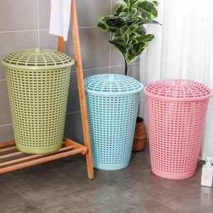 Ba giỏ đựng đồ màu xanh rêu, xanh dương nhạt và hồng, đều có nắp, đặt trong phòng tắm.