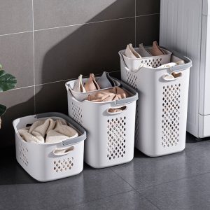 Ba giỏ nhựa xếp cạnh nhau, phù hợp phân loại quần áo hoặc đồ dùng trong nhà.