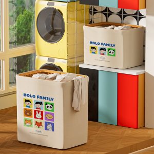Hai giỏ HOLO FAMILY đặt cạnh nhau, chứa quần áo trong phòng giặt.