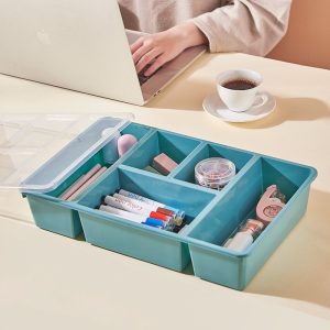 Hộp nhựa PP đa năng đựng đồ lót, tất và phụ kiện có nắp chia ngăn Hộp đựng xanh dương chứa bút, bút màu, mỹ phẩm, đặt cạnh laptop.