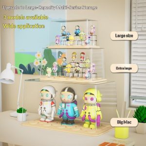 Ba hộp trưng bày kích thước lớn, xếp chồng lên nhau, chứa nhiều mô hình khác nhau.