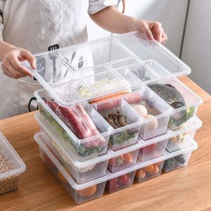 Hộp nhựa PP đựng thực phẩm tủ lạnh nhiều ngăn nắp trong suốt xếp chồng Người dùng mở nắp hộp nhựa trong suốt, bên trong có nhiều ngăn đựng thịt, cá, rau củ.