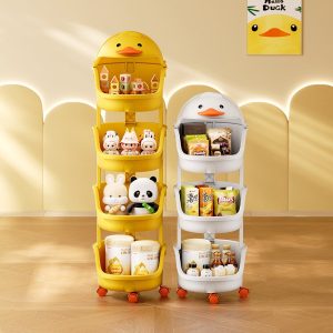 Kệ nhựa đa năng 4 tầng hình vịt đựng đồ chơi và vật dụng cho bé Hai kệ nhựa hình vịt màu vàng và trắng, bốn tầng, đựng nhiều vật dụng, đặt trong phòng sáng sủa.