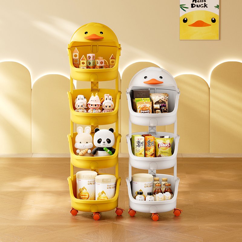 Kệ nhựa đa năng 4 tầng hình vịt đựng đồ chơi và vật dụng cho bé Hai kệ nhựa hình vịt màu vàng và trắng, bốn tầng, đựng nhiều vật dụng, đặt trong phòng sáng sủa.
