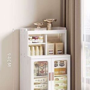 Tủ nhựa 2 tầng, kích thước 94cm x 53cm, đặt cạnh rèm cửa.