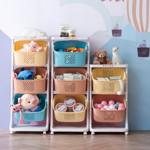 Ba kệ nhựa 3 tầng đầy đồ chơi, sách, thú bông trong phòng trẻ em