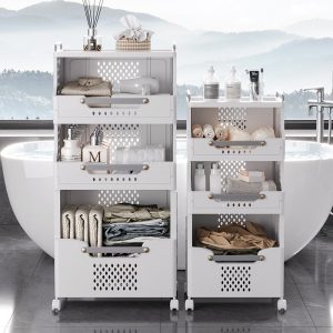 Hai mẫu giá đựng 3 tầng và 2 tầng đặt cạnh bồn tắm, chứa khăn và đồ dùng tắm.