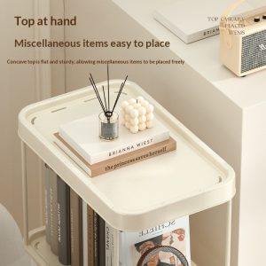 Cận cảnh mặt trên kệ, để sách và đồ trang trí nhỏ.