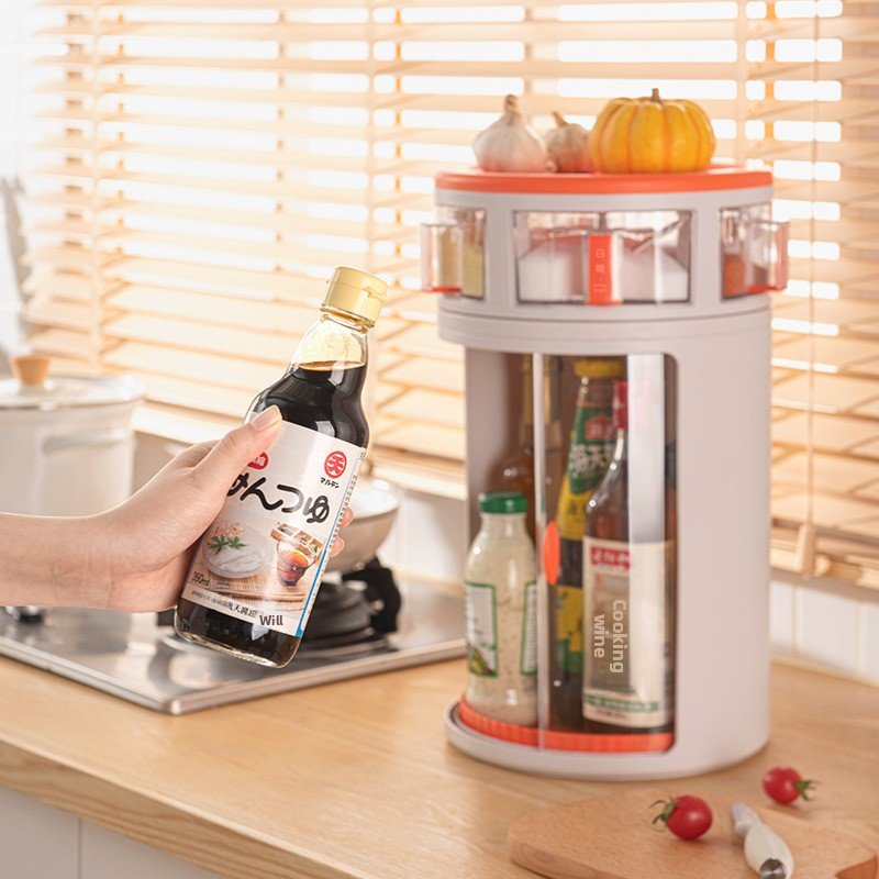 Kệ đựng gia vị xoay góc nhựa PP tiết kiệm không gian cho nhà bếp Người dùng lấy chai gia vị từ kệ xoay, kệ đặt cạnh cửa sổ bếp.
