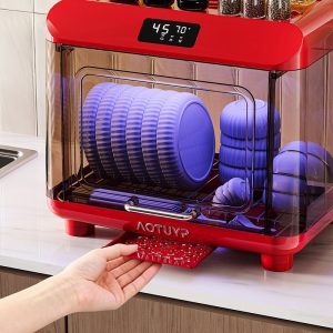 Người dùng kéo khay thoát nước của kệ sấy bát đĩa mini màu đỏ