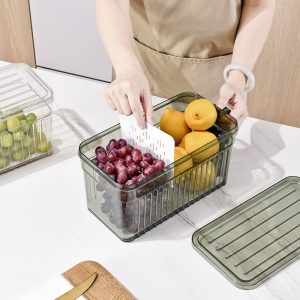 Người cho vách ngăn vào hộp nhựa đựng nho và lê