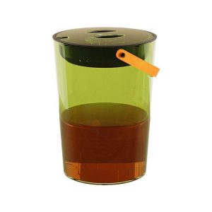 Thùng đựng bã trà màu xanh vàng, nắp đóng kín, chụp nền trắng.