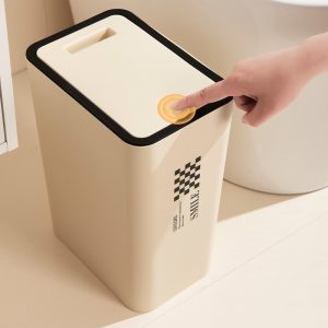 Người dùng nhấn nút để mở nắp thùng rác tiện lợi.