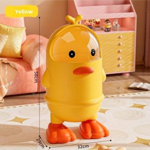 Thùng rác vịt vàng với kích thước 58x32x29cm đặt trong phòng trẻ em.