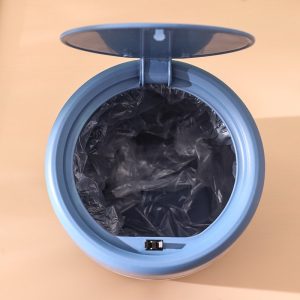 Thùng rác mini để bàn nhựa PP 4L nắp bật tiện lợi cho phòng khách, bàn làm việc Nhìn từ trên xuống thùng rác mini với nắp bật mở