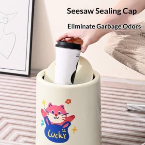 Thùng rác có nắp lật giúp ngăn mùi rác hiệu quả.