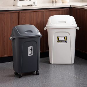 Thùng rác 45L màu xám và 65L màu trắng đặt cạnh nhau.